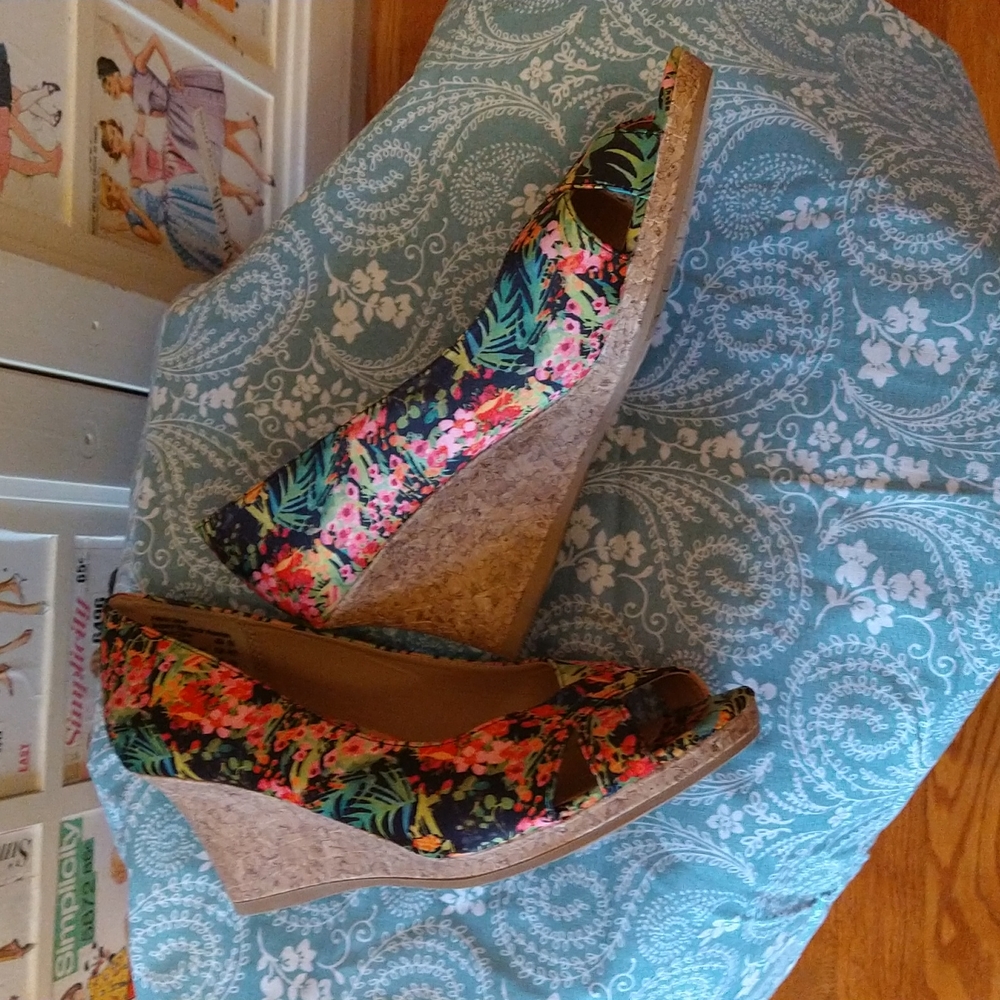 Dexflex Comfort floral fabric wedge shoes Sz 8.5